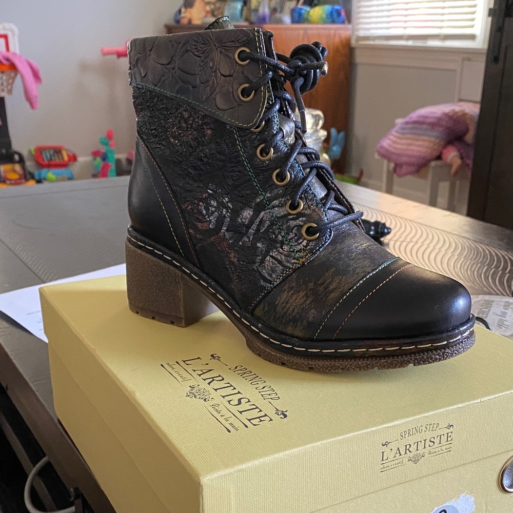 L'ATISTE Black Lace-Up Boots
